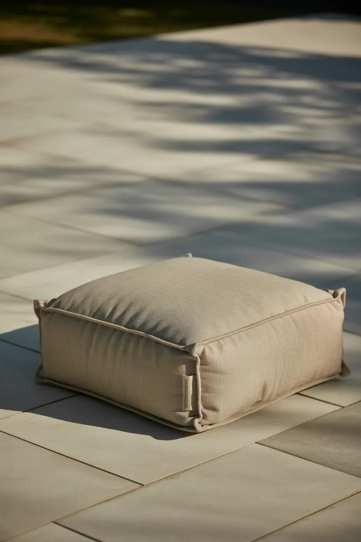 Wetterfestes Outdoor-Sitzkissen für Balkon oder Terrasse, das Komfort bringt und schnell trocknet bei wechselndem Wetter.