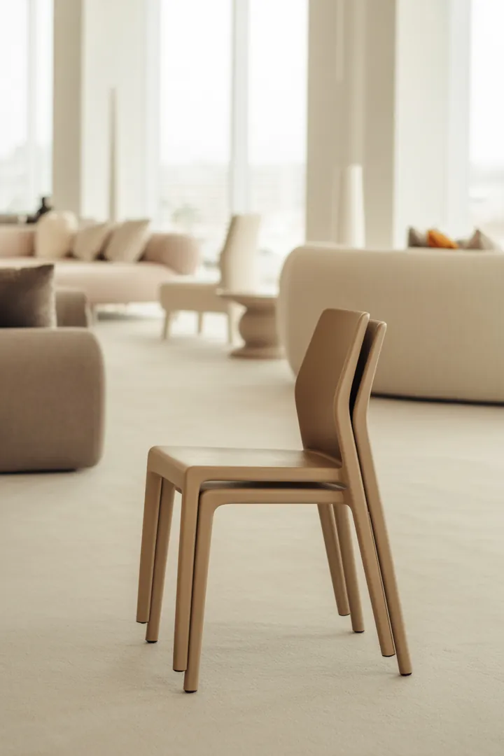 Stapelstuhl als platzsparend lagerbarer Zusatzstuhl, der mehrere Sitzplätze ermöglicht ohne dauerhaft Fläche zu belegen.