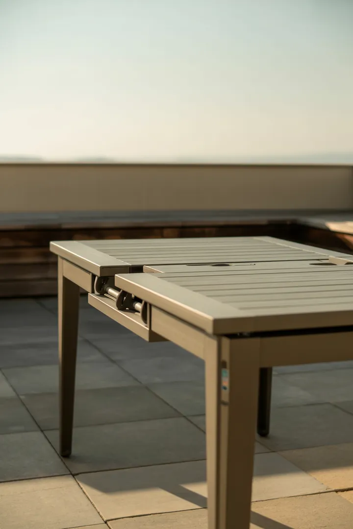 Ausziehbarer Terrassentisch als flexible Essfläche draußen für Alltag und Gäste mit variabler Länge.