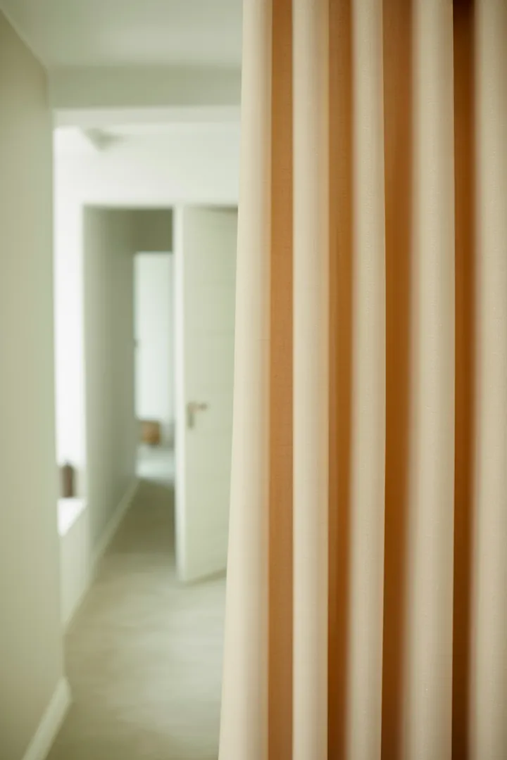 Türvorhang als einfacher Zugluft- und Sichtschutz im Durchgang, der Räume trennt und Wärme/Ruhe verbessert ohne feste Tür.