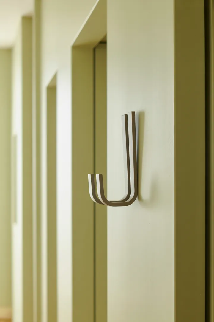 Wandhaken als schnelle Ordnungshelfer im Flur, flexibel platzierbar und je nach Befestigung auch mietfreundlich ohne Bohrlöcher.